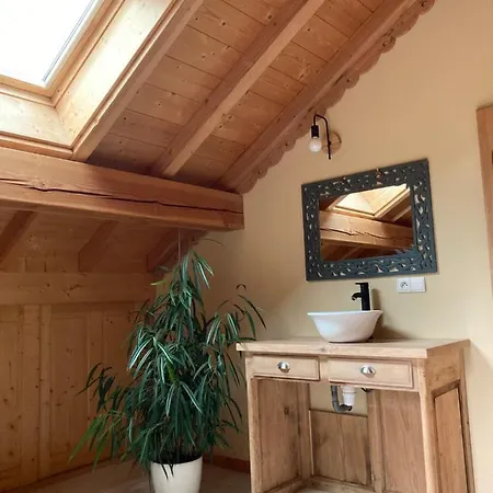 Les Deux Loups Apartment